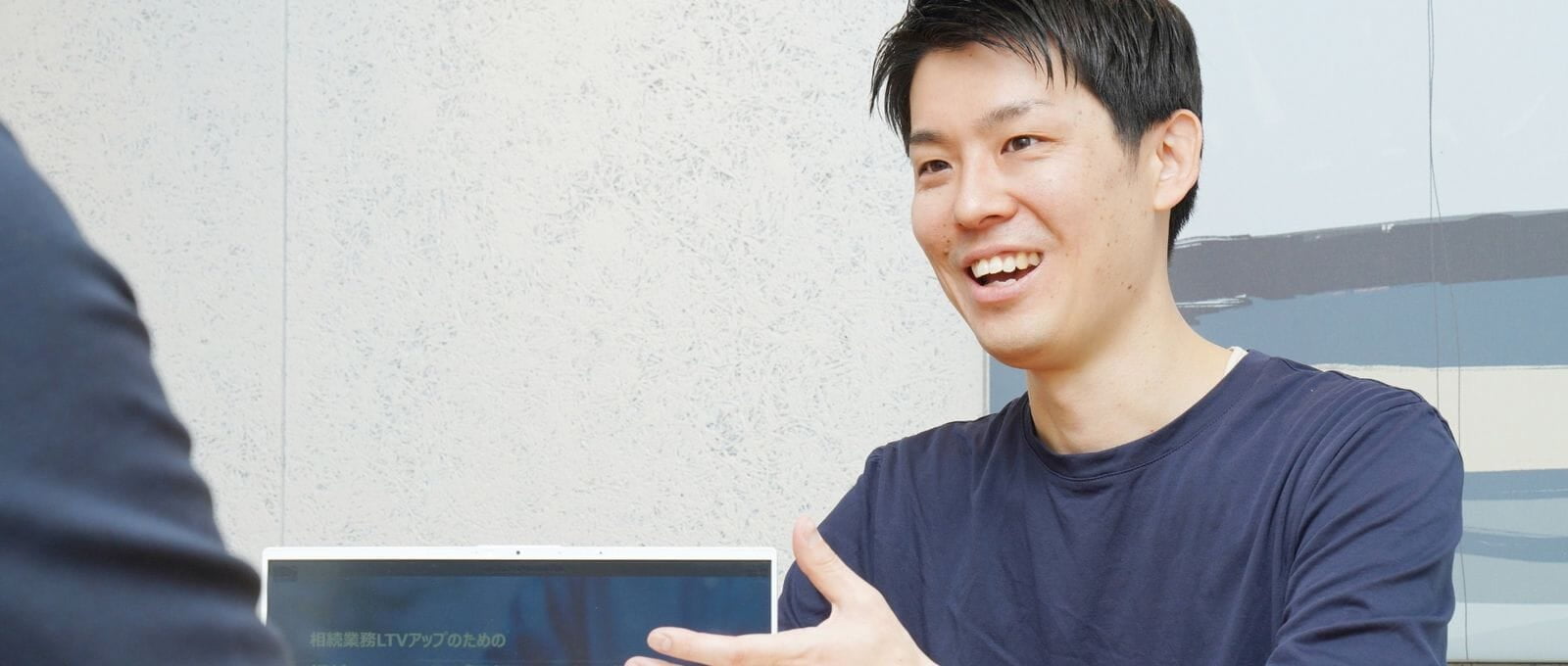 株式会社Samika代表の川崎が経営相談に応じている様子
