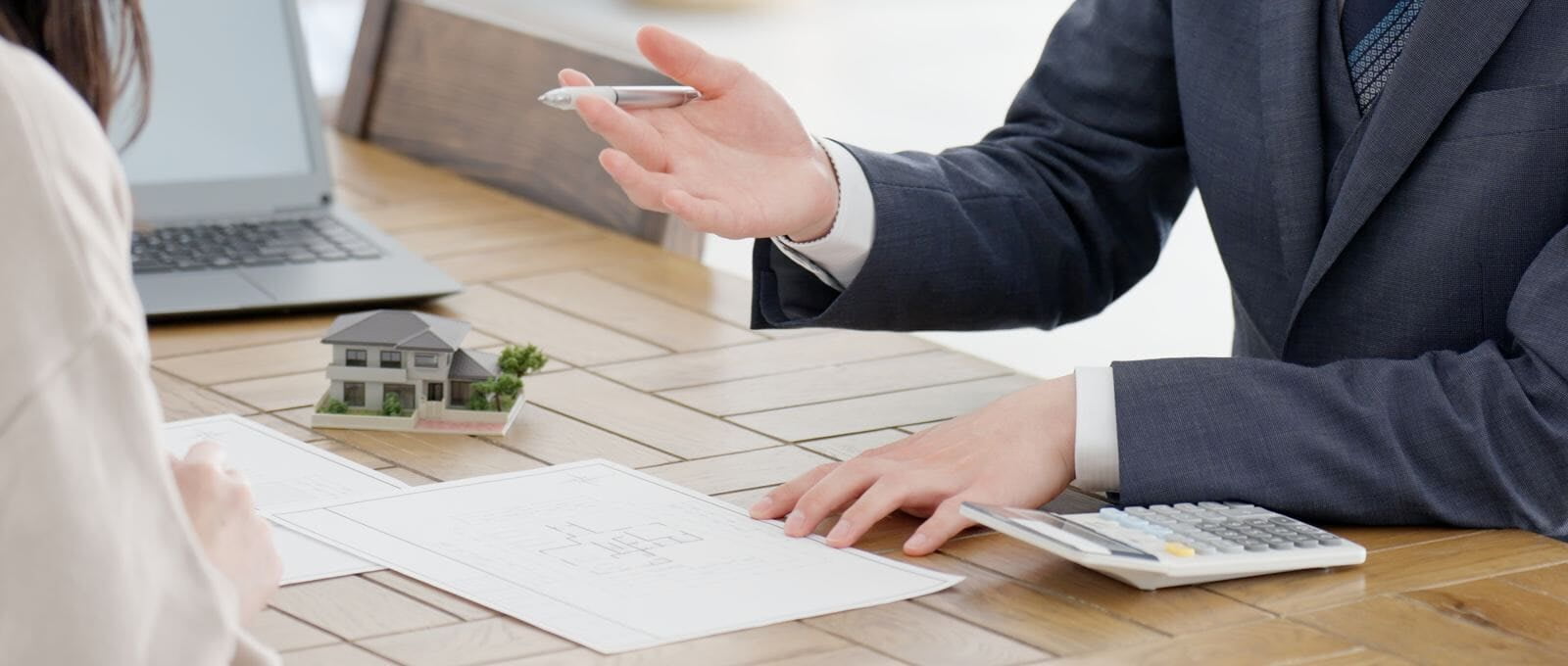 税理士が資料を示しながら相続のご相談に応じている様子